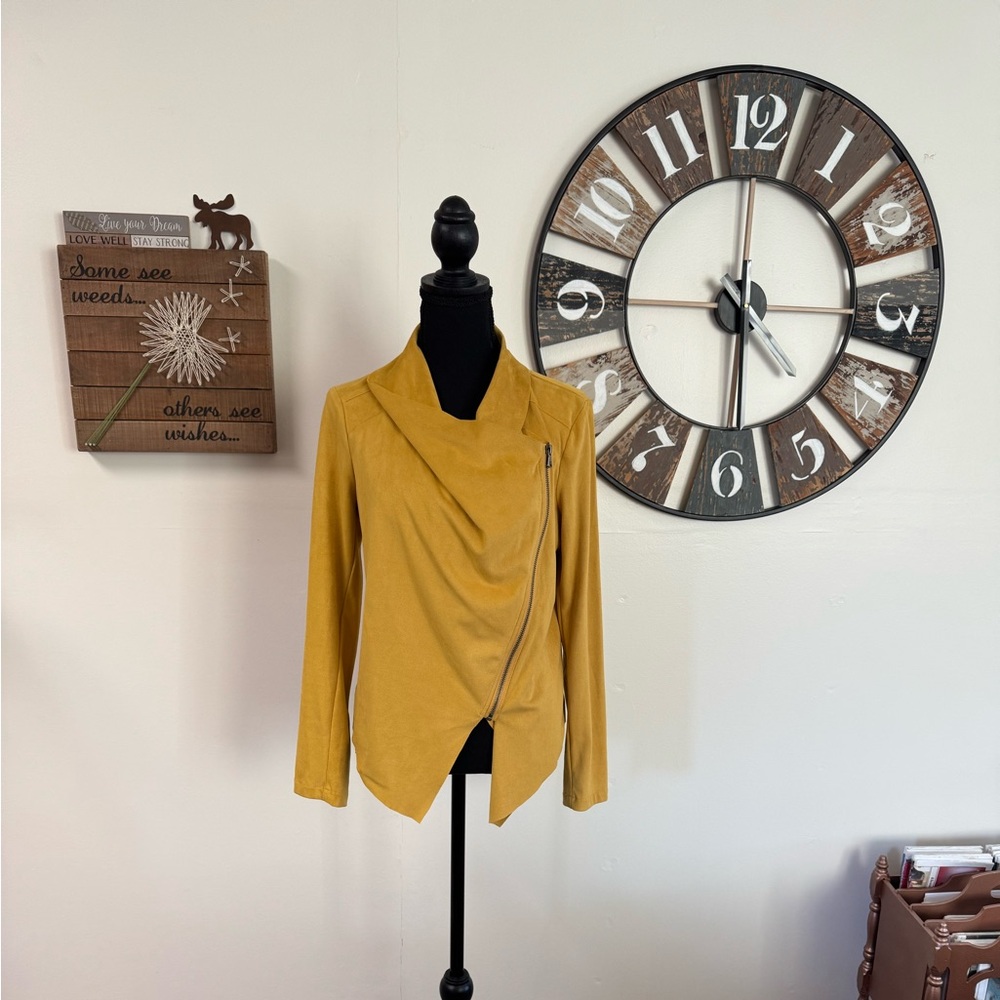 Sz S Vigoss mustard yellow faux suede jacket asymmetrical zipper. Unique NWOT. 🐸